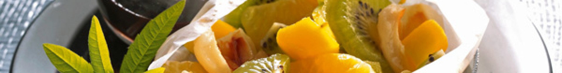 Papillotes revisitées aux fruits et soupe de citron vert à la touche de basilic surmontée d’un grani
