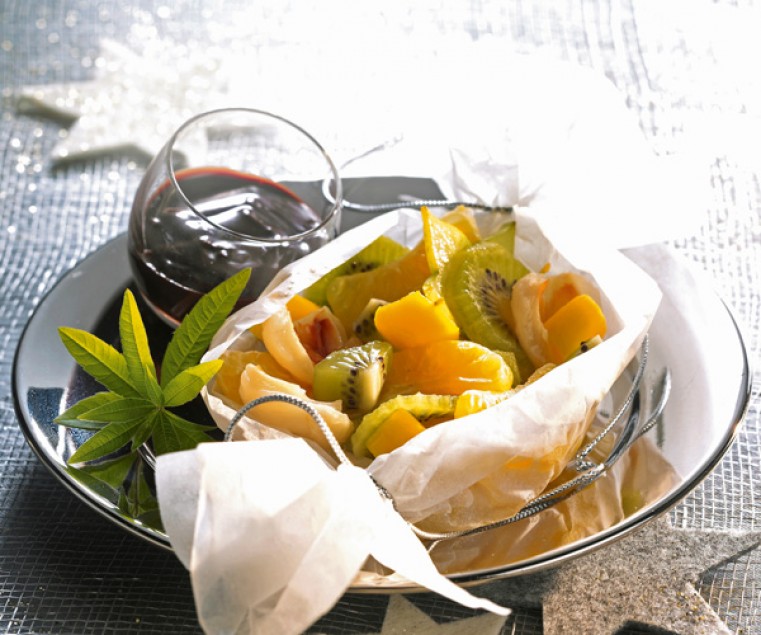 Média réf. 386 (1/1): Papillotes revisitées aux fruits et soupe de citron vert à la touche de basilic surmontée d’un grani